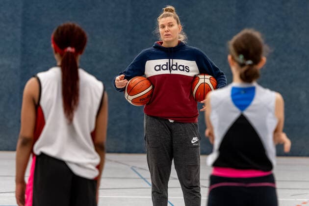 Klaudia Grudzien 23, GISA Lions SV Halle also has a coaching license and teaches the basketball talents of the 5 and 6 class of the sports school Basketball 1 Bundesliga ERDGAS Sportarena Halle Saale 12 11 2020 Photo Holger John Sachsen Anhalt Germany