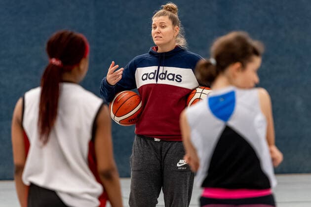 Klaudia Grudzien 23, GISA Lions SV Halle also has a coaching license and teaches the basketball talents of the 5 and 6 class of the sports school Basketball 1 Bundesliga ERDGAS Sportarena Halle Saale 12 11 2020 Photo Holger John Sachsen Anhalt Germany