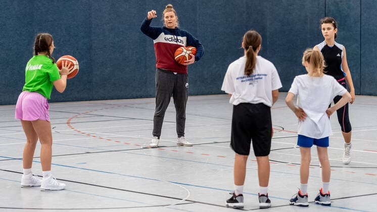 Klaudia Grudzien 23, GISA Lions SV Halle also has a coaching license and teaches the basketball talents of the 5 and 6 class of the sports school Basketball 1 Bundesliga ERDGAS Sportarena Halle Saale 12 11 2020 Photo Holger John Sachsen Anhalt Germany