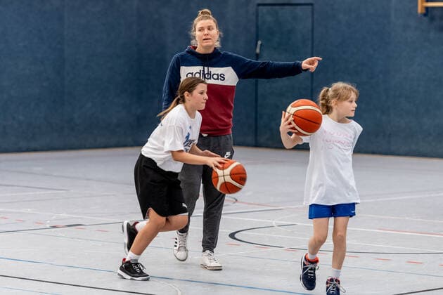 Klaudia Grudzien 23, GISA Lions SV Halle also has a coaching license and teaches the basketball talents of the 5 and 6 class of the sports school Basketball 1 Bundesliga ERDGAS Sportarena Halle Saale 12 11 2020 Photo Holger John Sachsen Anhalt Germany