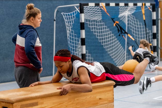 Klaudia Grudzien 23, GISA Lions SV Halle also has a coaching license and teaches the basketball talents of the 5 and 6 class of the sports school Basketball 1 Bundesliga ERDGAS Sportarena Halle Saale 12 11 2020 Photo Holger John Sachsen Anhalt Germany