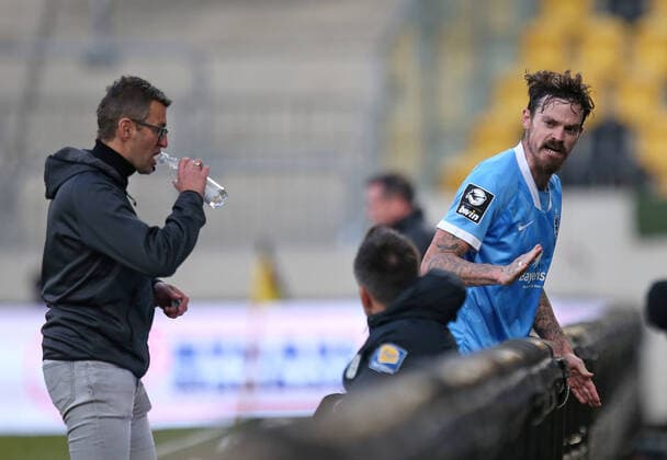 15 11 2020, Football 3 Liga 2020 2021, 10 Matchday, SG Dynamo Dresden TSV 1860 Munich, at Rudolf Harbig Stadion Dresden L R Trainer Michael Köllner 1860 Munich , Dennis Erdmann 1860 Munich furious DFL and DFB regulations prohibit any use of photographs as image sequences and or quasi video