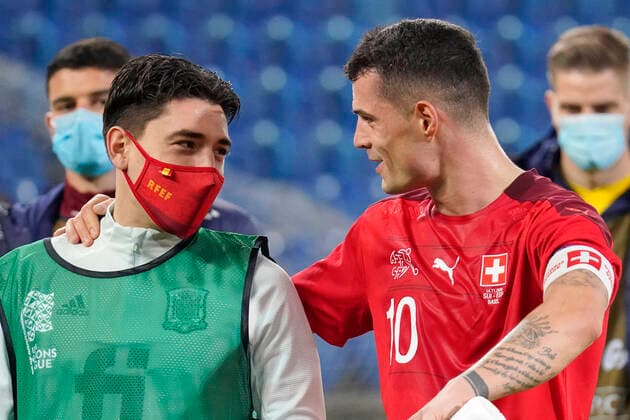 HŽctor Bellerin, ESP, with mask, re granite Xhaka, SUI, Switzerland Spain, Nations League, international, football, 14 11 2020