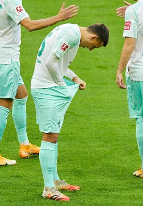 Fussball 1 Bundesliga FC BAYERN MUENCHEN WERDER BREMEN Maximilian EGGESTEIN, BRE 35 searching at the match FC BAYERN MUENCHEN WERDER BREMEN in the 1 German Bundesliga, Season 2020 2021, match day 8, Munich, Germany, November 20, 2020 Photo Peter Schatz Pool Important DFL REGULATIONS PROHIBIT ANY USE OF PHOTOGRAPHS as IMAGE SEQUENCES and or QUASI VIDEO National and international News Agencies OUT Editorial Use ONLY Munich Allianz Arena Bavaria Germany Poolfoto Peter Schatz Pool ,EDITORIAL USE ONLY