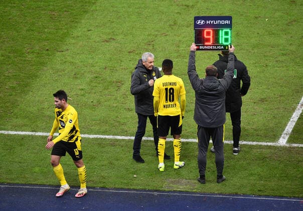 Football, men, 1 Bundesliga, season 2020 21, 8 matchday , Hertha BSC Borussia Dortmund, from l Raphael Guerreiro Borussia Dortmund , Coach Lucien Favre Borussia Dortmund , Youssoufa Moukoko Borussia Dortmund , 21 11 2020, Copyright: xMatthiasxKochx