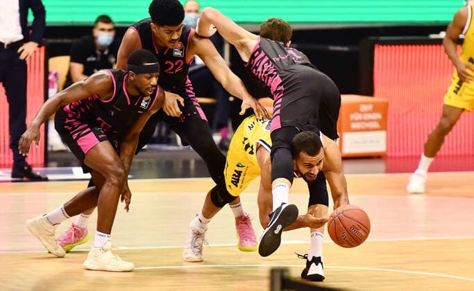 Johannes Thiemann ALBA , finds the fastest way to the ball, above him Strahinja Micovic Bonn , left Gabriel De Oliveira Bonn , josh Hagins Bonn , ALBA Berlin Telekom Baskets Bonn Basketball, easy Credit BBL , Men, Men, Men, Men, Men, Season 2020 2021 Berlin, 22 11 2020, Mercedes Benz Arena