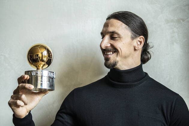 Zlatan Ibrahimovic won Swedish football s Golden Ball 2020 for a record extending 12th time in an online awards ceremony held in Stockholm, Sweden, on Monday November 24, 2020 Zlatan was photgraphed in Milan with the award Milano ITALY x2512x,  Copyright: xORRExPONTUS Aftonbladetx ZLATAN IBRAHIMOVIC