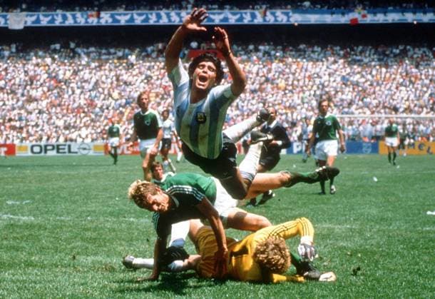 Soccer, World Cup 1986 in Mexico, Final Germany Argentina, 2 3, 29 06 1986 Diego MARADONA ARG, ob flies over Karlheinz FOERSTER Germany, mi and goalkeeper Harald SCHUMACHER Germany Neg 78331 FOTO WEREK press photo agency xxNOxMODELxRELEASExx