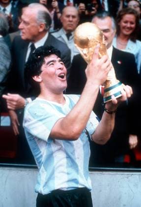 Soccer, World Cup 1986 in Mexico, Final Germany Argentina, 2 3, 29 06 1986 CHEERING Argentina Diego MARADONA with the World Cup trophy FOTO WEREK press photo agency xxNOxMODELxRELEASExx