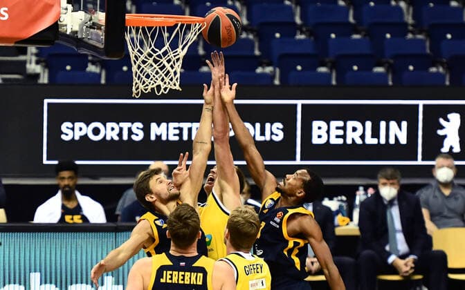 Luke Sikma ALBA , fighting for the ball against Errick McCollum Moscow , Egor Vyaltsev Moscow , ALBA Berlin Khimki Moscow Basketball, Turkish Airlines Euroleague, Group stage, Preliminary round, Men, Men, Men, Men, Season 2020 2021 Berlin, 26 11 2020 Mercedes Benz Arena
