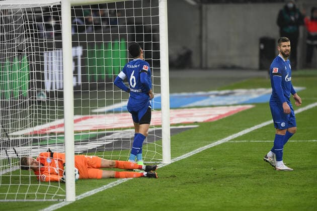 Borussia Mönchengladbach FC Schalke 04 28 11 2020 Schalke after the first goal V l Tw Rönnow, Omar Mascarell and Matija Nastasic DFL REGULATIONS PROHIBIT ANY USE OF PHOTOGRAPHS AS IMAGE SEQUENCES AND OR QUASI VIDEO HM