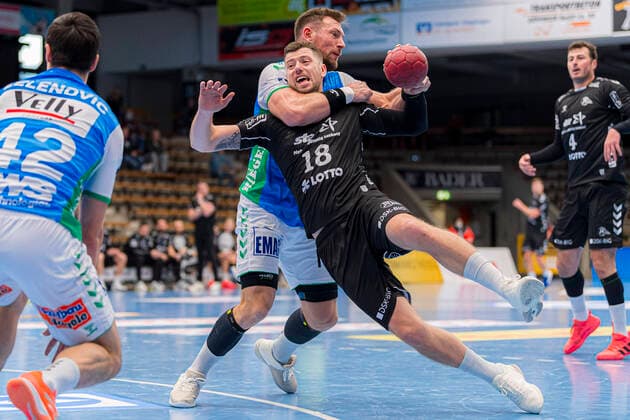 Stuttgart, Germany 29 November 2020 HBL 20 21 Fresh On Goeppingen THW Kiel from left to right in duel Jacob Bagersted Goeppingen and Niclas Ekberg THW Kiel Goeppingen EWS Arena Baden Württemberg Germany