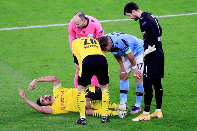 HUMMELS Mats Team BVB injured with captain IMMOBILE Ciro referee LAHOZ Mateu and goalkeeper BUERKI Roman UEFA Champions League season 2020 2021 Group F game Borussia Dortmund Lazio Rome 1 1 on 02 12 2020 in Dortmund DFL REGULATIONS PROHIBIT ANY USE OF PHOTOGRAPHS as IMAGE SEQUENCES and or QUASI VIDEO