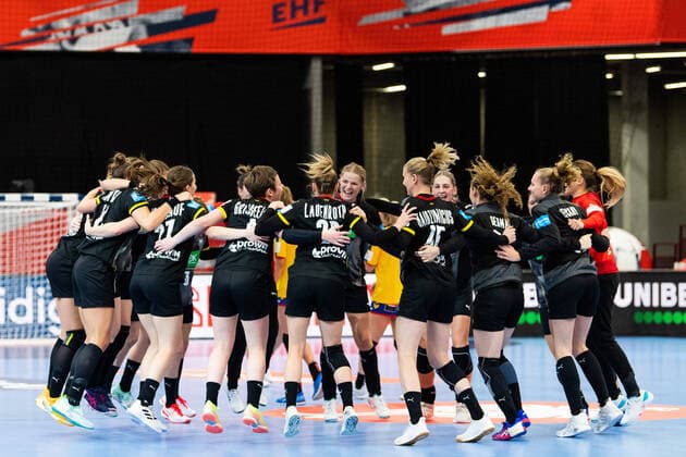 201203 Players of Germany celebrate after the EHF European Handball Championship match between Romania and Germany on December 3, 2020 in Kolding Photo Petter Arvidson BILDBYRAN kod PA PA0120 handball handboll handball ehf euro 2020 em 2020 handball championship 2020 handbolls em 2020 romania germany day 1 dam bbeng cheers,  Copyright: PETTERxARVIDSON BB201203PA082