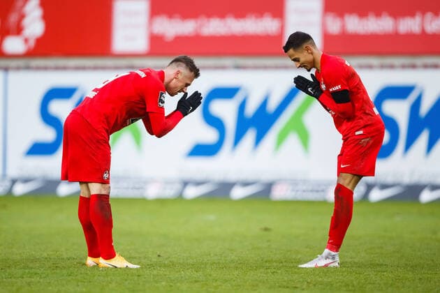 Marvin Pourie 1 FC Kaiserslautern celebrates the goal of 2 2 with Kenny Prince Redondo 1 FC Kaiserslautern , 1 FC Kaiserslautern vs MSV Duisburg, Soccer, 3 Bundesliga, 05 12 2020 1 FC Kaiserslautern vs MSV Duisburg, Soccer, 3 Bundesliga, 05 12 2020 Copyright: xNeisx Eibner-Pressefotox EP_ans