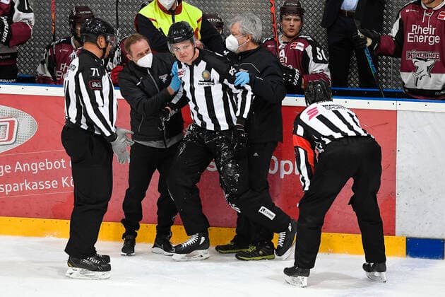 Ice hockey test match Kölner Haie vs Iserlohn Roosters on 5 12 2020 in the Kölnarena 2 Treatment of the Linesman wd