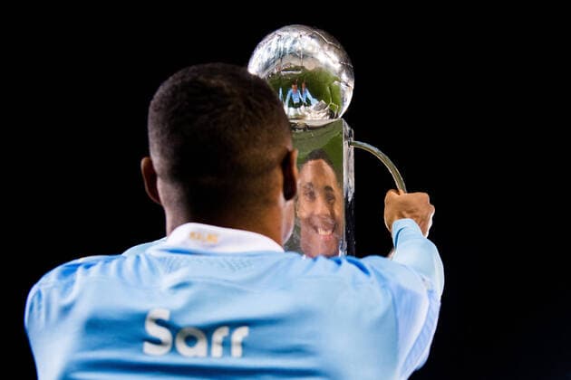 201206 Malmö FFs Amin Sarr with Lennart Johanssons trophy after the football match in the Allsvenskan between Malmö FF and Östersund on 6 December 2020 in Malmö,  Copyright: PETTERxARVIDSON BB201206PA155