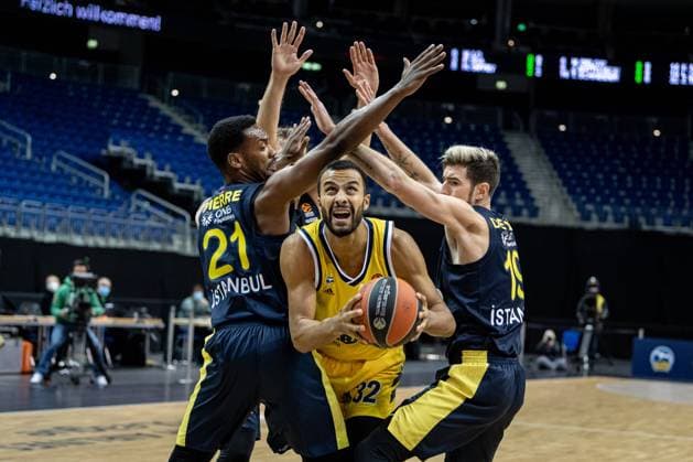 Basketball Berlin 10 12 2020 Season 2020 2021 Euroleague Regular Season Preliminary round Alba Berlin vs Fenerbahce Beko Istanbul Johannes Thiemann Alba Berlin, No 32 Nando De Colo Fenerbahce, No 19 Dyshawn Pierre Fenerbahce, No 21