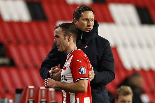 EINDHOVEN lr Mario Gotze of PSV Eindhoven, PSV Eindhoven coach Roger Schmidt during the Dutch Eredivisie match between PSV Eindhoven and FC Utrecht at the Phillips stadium on December 13, 2020 in Eindhoven, The Netherlands ANP MAURICE VAN STEEN Dutch Eredivisie 2020 2021 xVIxANPxSportx xxANPxIVx 426176375