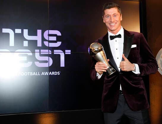 FC Bayern Muenchen Players And Staff Watch FIFA The BEST Awards MUNICH, GERMANY DECEMBER 17 Robert Lewandowski of FC Bayern Muenchen poses after winning the FIFA Men s Player 2020 trophy during the FIFA The BEST Awards ceremony on December 17, 2020 in Munich, Germany Photo by Pool Marco Donato FC Bayern Pool Getty Images via SVEN SIMON Fotoagentur Munich Bavaria Germany Poolfoto SvenSimon Marco Donato-FC Bayern Pool via Getty Images ,EDITORIAL USE ONLY