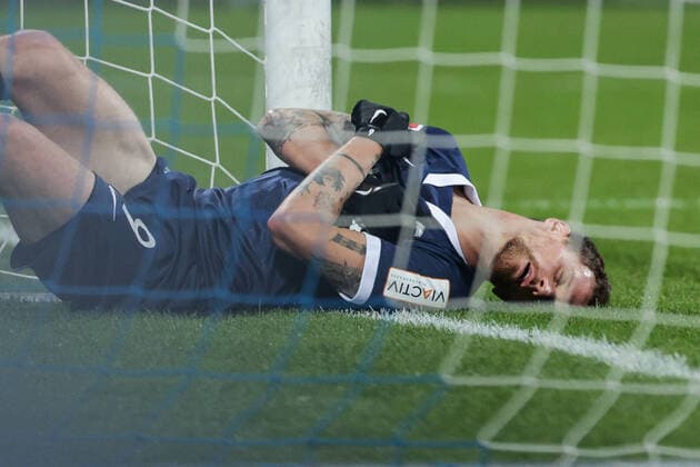 18 12 2020, Football, Season 2020 2021, 2 Bundesliga, 13 Matchday VfL Bochum 1848 1 FC Heidenheim 1846, Simon Zoller VfL Bochum 1848 scores the goal to make it 2 0 and gets injured DFL REGULATIONS PROHIBIT ANY USE OF PHOTOGRAPHS AS IMAGE SEQUENCES AND OR QUASI VIDEO Bochum Vonovia Ruhrstadion NRW Germany xRHR FOTO DEx