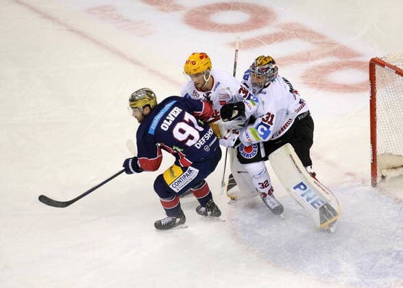 GER, 1 DEL, EISBAEREN BERLIN VS Bremerhaven 18 12 2020, Mercedes Benz Arena, Berlin, GER, 1 DEL, EISBAEREN BERLIN VS Bremerhaven, in picture Mark Olver Eisbaeren Berlin 91 , Brandon Maxwell Pinguins Bremerhaven 31 , Anders Krogsgaard Pinguins Bremerhaven 32 nordphotoxEngler nph00076