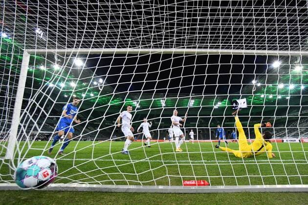 19 12 2020, xmeix, 1 Football Bundesliga, Borussia Moenchengladbach TSG 1899 Hoffenheim, emspor v l n r, equalizer to 1 1 by Andrej Kramaric TSG 1899 Hoffenheim vs YANN SOMMER BORUSSIA MOENCHENGLADBACH DFL DFB REGULATIONS PROHIBIT ANY USE OF PHOTOGRAPHS as IMAGE SEQUENCES and or QUASI VIDEO Moenchengladbach prio:1