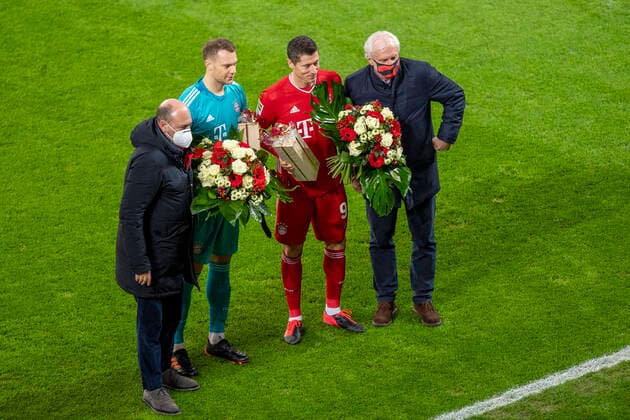 Fußball 1 Bundesliga, Saison 2020 2021, 13 Spieltag, Bayer 04 Leverkusen vs FC Bayern München on 19 12 2020 at BayArena in Leverkusen Leverkusens managing director Fernando Carro, world goalkeeper goalkeeper Manuel Neuer, world footballer Robert Lewandowski and Rudi Völler DFL REGULATIONS PROHIBIT ANY USE OF PHOTOGRAPHS AS IMAGE SEQUENCES AND OR QUASI VIDEO Copyright: xInderlied Kirchnerx
