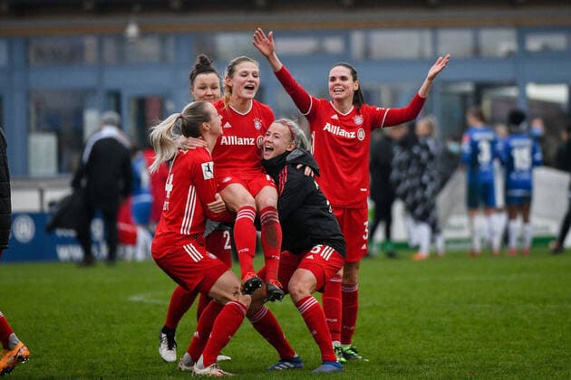 Carina Wenninger FC Bayern Muenchen celebrates with Hanna Glas FC Bayern Muenchen , Amanda Ilestedt FC Bayern Muenchen , Sarah Zadrazil FC Bayern Muenchen her 200 Bundesliga match, GER, SC Sand vs FC Bayern Muenchen, matchday 12 Flyeralarm Fussball Frauen Bundesliga, season 2020 2021 GER, SC Sand vs FC Bayern Muenchen, matchday 12 Flyeralarm Fussball Frauen Bundesliga, season 2020 2021 Willstaett Copyright: xMemmlerx Eibner-Pressefotox EP_mmr