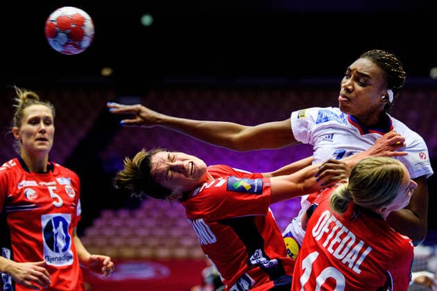 201220 Kalidiatou Niakate of France against Stine Ruscetta Skogrand and Stine Bredal Oftedal of Norway during the EHF European Handball Championship final between France and Norway on December 20, 2020 in Herning Photo Petter Arvidson BILDBYRAN kod PA PA0140 handball handboll handball ehf euro 2020 em 2020 handball championship 2020 handball in 2020 final france norway norway day 18 dam bbeng france,  Copyright: PETTERxARVIDSON BB201220PA176