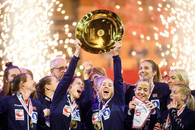 201220 Players of Norway celebrate with the winner tros trophy after the EHF European Handball Championship final between France and Norway on December 20, 2020 in Herning Photo Petter Arvidson BILDBYRAN kod PA PA0140 handball handboll handball ehf euro 2020 em 2020 handball championship 2020 handbolls em 2020 final france norway norge day 18 dam bbeng france jubel pokal,  Copyright: PETTERxARVIDSON BB201220PA269