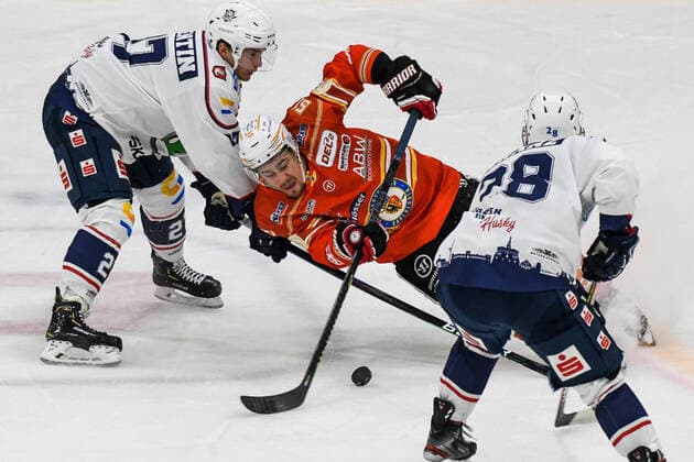DEL2, ESV Kaufbeuren vs EC Kassel Huskies 20 12 2020, erdgas schwaben arena, Kaufbeuren, DEL2, ESV Kaufbeuren vs EC Kassel Huskies, in picture Branden Gracel Kaufbeuren, 51 with full body against Eric Valentin Kassel, 27 and Paul Kranz Kassel, 28 nordphotoxHafner nph00200