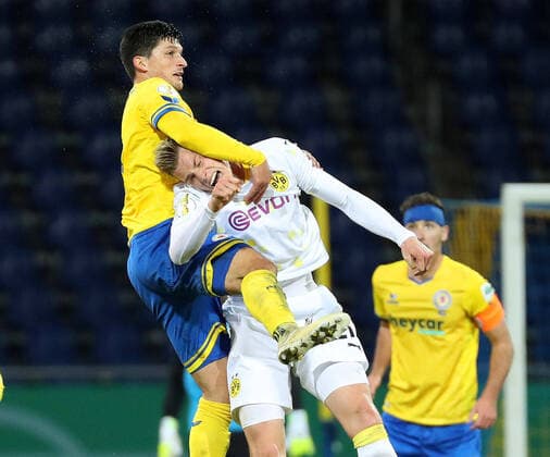 Braunschweig vs Borussia Dortmund, DFB Pokal Braunschweig, 22 12 2020, FUßBALL Eintracht Braunschweig vs Borussia Dortmund, DFB Pokal 2 round, season 2020 21 picture shows Jannis Nikolaou Eintracht Braunschweig , Steffen Tigges Borussia Dortmund Braunschweig