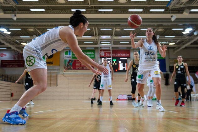 Eilidh Simpson 41, GISA Lions SV Halle with pike GISA Lions SV Halle vs TK Hannover Basketball 1 Bundesliga ERDGAS Sportarena Halle Saale 23 12 2020 Foto Holger John Sachsen Anhalt Germany
