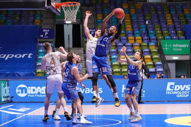 Fraport Skyliners Basketball Loewen Braunschweig, easyCredit BBL Rebound by Kamari Murphy Fraport Skyliners, 21 against Gavin Schilling Loewen Braunschweig, 34 Basketball match of the easyCredit BBL between Fraport Skyliners and Basketball Loewen Braunschweig on 26 December 2020 at Fraport Arena in Frankfurt am Main , Frankfurt am Main Hesse Germany Fraport Arena