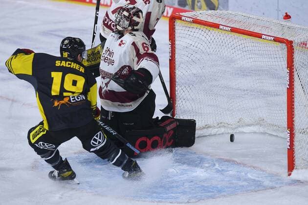 Ice Hockey Penny DEL 22 Matchday Krefeld Penguins Cologne Sharks on 03 01 2021 in the Yayla Arena in Krefeld Mirko Sacher Krefeld , left Hannibal Weitzmann Cologne , right According to the specifications of the DEL German Ice Hockey League, the publication and further use of the recordings in electronic media and end devices of any kind during the ongoing game is not permitted. xRx