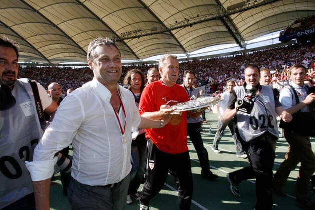 19 05 07 VfB Stuttgart FC Energie Cottbus Germany, Stuttgart, 19 05 2007, Football, Bundesliga, Season 2006 2007, 34 Matchday, VfB Stuttgart FC Energie Cottbus 2 1 v l Armin Veh Coach VfB Stuttgart , Jochen Rücker Team Supervisor VfB Stuttgart with the championship trophy
