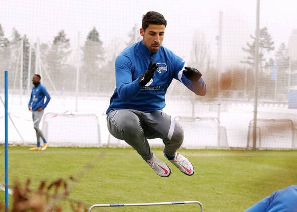New signing Sami Khedira jumping over hurdle Sports Football Soccer Training 1 Bundesliga Men DFL Season 2020 2021 02 02 2021 Hertha BSC Berlin DFL regulations prohibit any use of photographs as image sequences and or quasi video