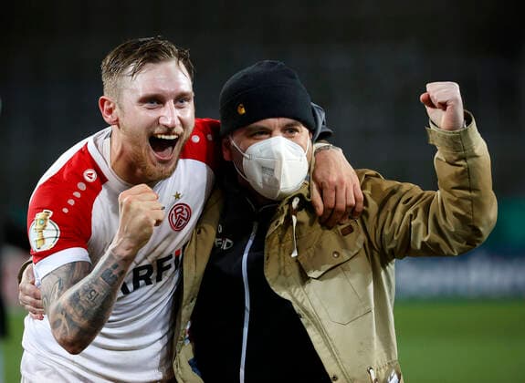 Essen, Germany, DFB Pokal , 3 Runde, Rot Weiss Essen Bayer Leverkusen 2 1 02 02 2021 im Stadion Essen an der Hafenstrasse in Essen Alexander HAHN RWE li celebrates the victory According to the regulations of the DFB it is forbidden to use or let use photo recordings made in the stadium and or of the game in the form of sequence pictures and or video similar photo series