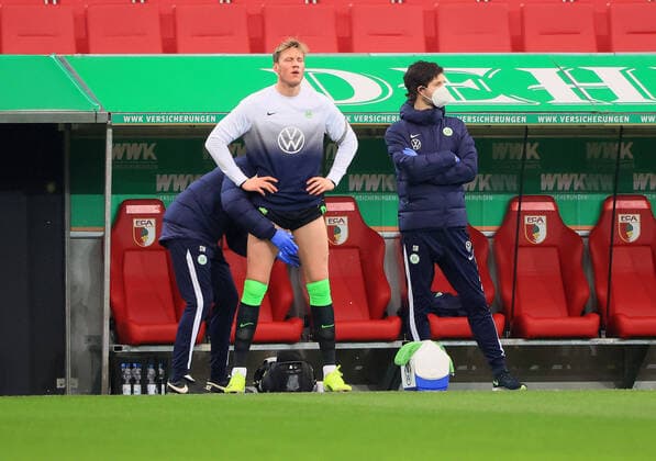 Augsburg vs VfL, 1 BL Augsburg, 06 02 2021, FOOTBALL FC Augsburg vs VfL Wolfsburg, 1 BL, season 2020 21, BayArena picture shows Wout Weghorst VfL Wolfsburg , team doctor Dr Stephan Bornhardt VfL Wolfsburg Augsburg