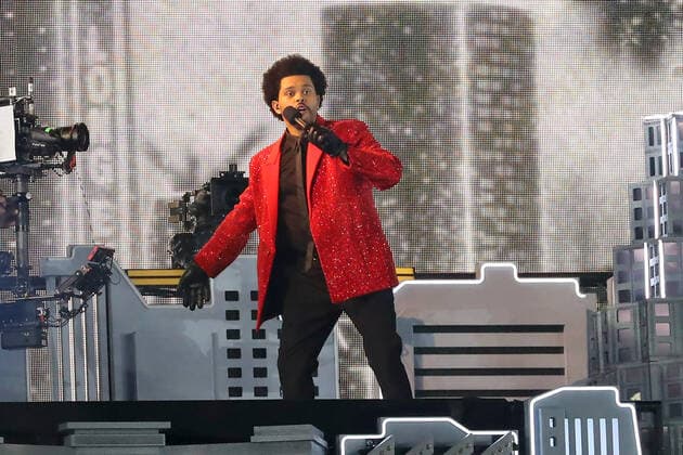 TAMPA, FL - FEBRUARY 07: Abel Makkonen Tesfaye, known professionally as the Weeknd, performs during the Super Bowl Half-Time Show at the Super Bowl LV game between the Kansas City Chiefs and the Tampa Bay Buccaneers on February 7, 2021 at Raymond James Stadium, in Tampa, FL. (Photo by Cliff Welch Icon Sportswire) NFL, American Football Herren, USA FEB 07 Super Bowl LV - Chiefs v Buccaneers Icon357210207029