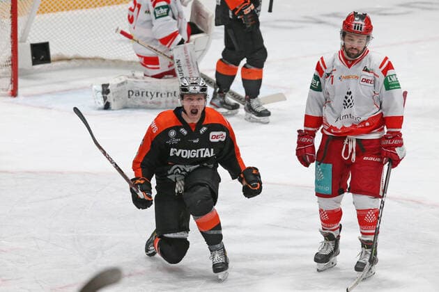 Goal celebration for 2 1 goal by scorer Mike Fischer Löwen Frankfurt, Nr 17 , lowered head of top scorer Cason Hohmann EC Bad Nauheim, Nr 7 , emotions , Löwen Frankfurt vs EC Bad Nauheim, DEL2, ice hockey, season 2020 2021, 09 02 2021,