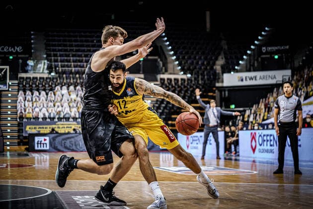 Basketball Oldenburg 10 02 2021 Season 2020 2021 easyCredit BBL 17 Matchday EWE Baskets Hamburg Towers Basketball Oldenburg 10 02 2021 Season 2020 2021 easyCredit BBL 17 Matchday EWE Baskets Hamburg Towers 21 Justus Hollatz, Towers Hamburg 12, Martin Breunig, EWE Baskets Oldenburg editorial use only commercial use only by arrangement with the photographer Oldenburg Germany