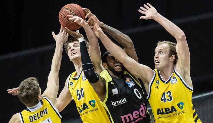 12 02 21, Berlin, Basketball, 1 Bundesliga, easyCredit BBL, Hauptrunde, 18 Spieltag, Mercedes Benz Arena ALBA Berlin medi Bayreuth ALBAs Luke Sikma r and Ben Lammers 2 v l fight for the ball against Dererk Pardon 2 v r of medi Bayreuth ALBA Berlin medi Bayreuth