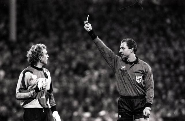 06 11 93 SC Freiburg VfB Stuttgart Germany, Freiburg, 06 11 1993, Football, Bundesliga, Season 1993 1994, SC Freiburg VfB Stuttgart 2 1 v l Jörg Schmadtke SC Freiburg , Adrian Hellmut Krug referee