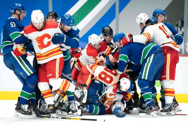 Bilder des Jahres 2021, Sport 02 Februar Sport Themen der Woche KW07 Sport Bilder des Tages February 15, 2021, Vancouver, BC, Canada: Vancouver Canucks fight with the Calgary Flames during third period NHL, Eishockey Herren, USA action in Vancouver, Monday, February 15, 2021. Canada News - February 15, 2021 - ZUMAc35_ 20210215_zaf_c35_106 Copyright: xJonathanxHaywardx