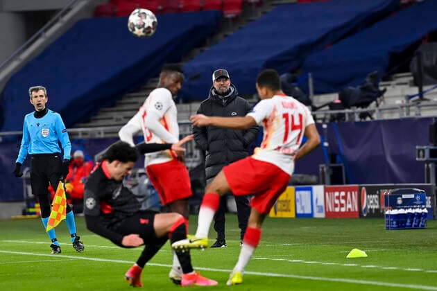 Football, Men, 2020 2021 season, Champions League Round of 16 first leg in Budapest, RB Leipzig FC Liverpool, coach Juergen Klopp M , FC Liverpool watches a duel, 16 02 2021, Copyright: xSzilviaxMichellerx xMatthiasxKochx