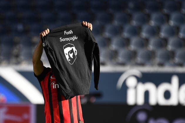 Football 1 Bundesliga, Eintracht Frankfurt FC Bayern Muenchen 20 02 2021, xjhx, Football 1 Bundesliga, Eintracht Frankfurt FC Bayern Muenchen emspor, v l Goal scored, Goal to 2 0 Amin Younes Eintracht Frankfurt Goal celebration, Goal celebration, celebrate the goal, celebrates scoring with T Shirt victims Hanau DFL DFB REGULATIONS PROHIBIT ANY USE OF PHOTOGRAPHS as IMAGE SEQUENCES and or QUASI VIDEO Foto Jan Huebner Pool Editorial Use ONLY Frankfurt am Main Deutsche Bank Park Hessen Deutschland DE Poolfoto Jan Huebner Pool ,EDITORIAL USE ONLY
