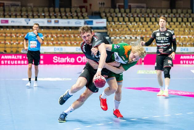 Handball Bundesliga HSG Wetzlar HC Erlangen, 25 02 21 Antonio Metzner 27 HC Erlangen , Magnus Fredriksen 23 HSG Wetzlar Rittal Arena Wetzlar, 25 02 21 Copyright: xBEAUTIFULxSPORTS Roeczeyx