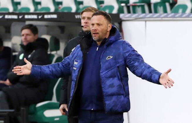 Coach Pal Dardai action upper body upper body sports football soccer DFL first 1 Bundesliga men season 2020 2021 27 02 2021 VfL Wolfsburg WOB vs Hertha BSC Berlin Geisterspiel wegen Corona DFL regulations prohibit any use of photographs as image sequences and or quasi video